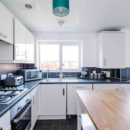 Spacious 5 Bedroom Home Hosted By Mcr Dens Manchester Dış mekan fotoğraf