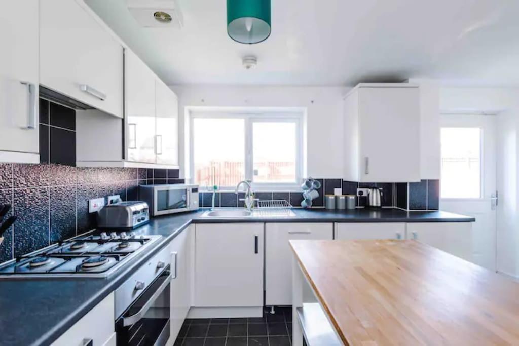 Spacious 5 Bedroom Home Hosted By Mcr Dens Manchester Dış mekan fotoğraf