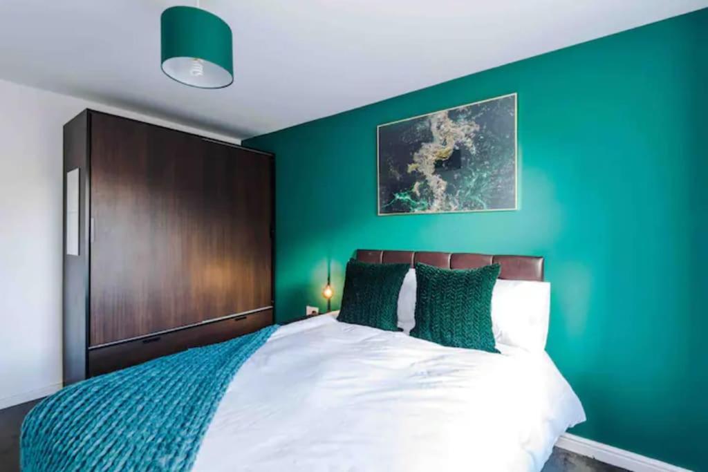 Spacious 5 Bedroom Home Hosted By Mcr Dens Manchester Dış mekan fotoğraf