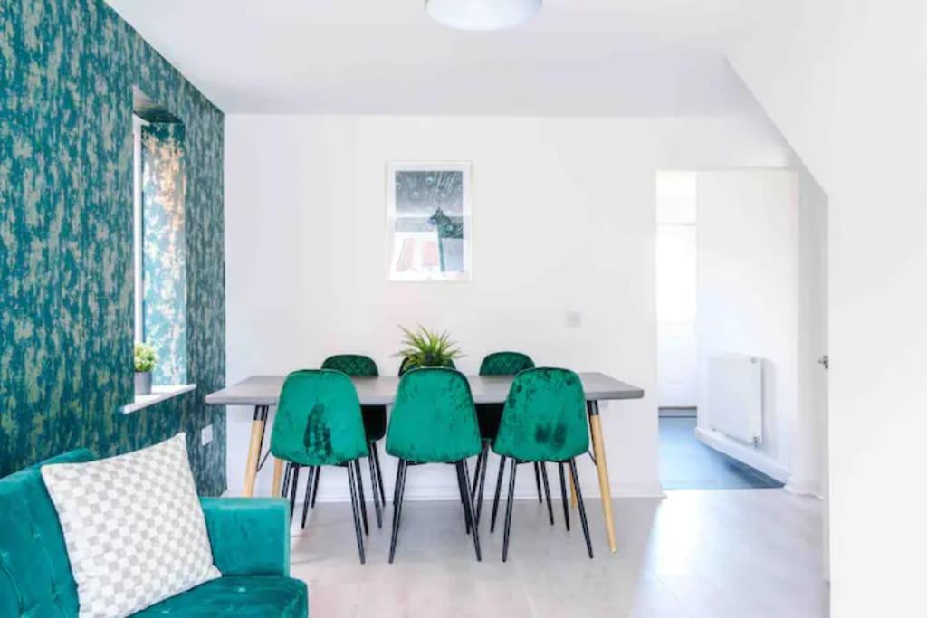 Spacious 5 Bedroom Home Hosted By Mcr Dens Manchester Dış mekan fotoğraf
