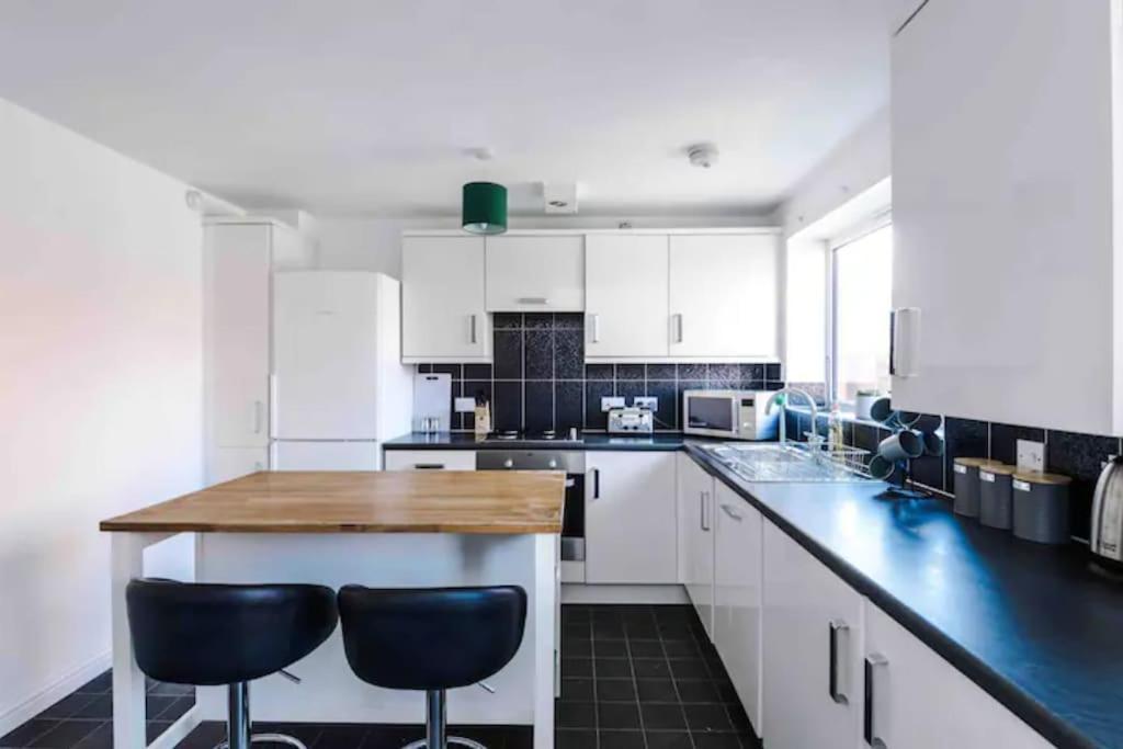 Spacious 5 Bedroom Home Hosted By Mcr Dens Manchester Dış mekan fotoğraf